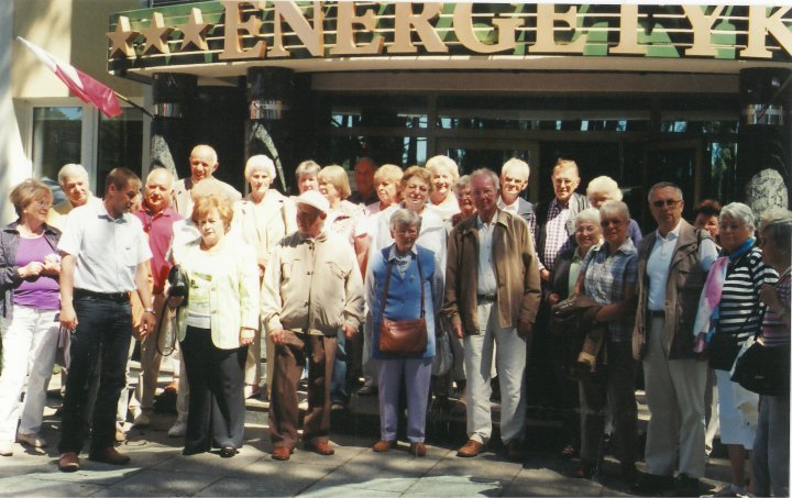 Unsere Reisegruppe vor dem Hotel in Stolpmünde